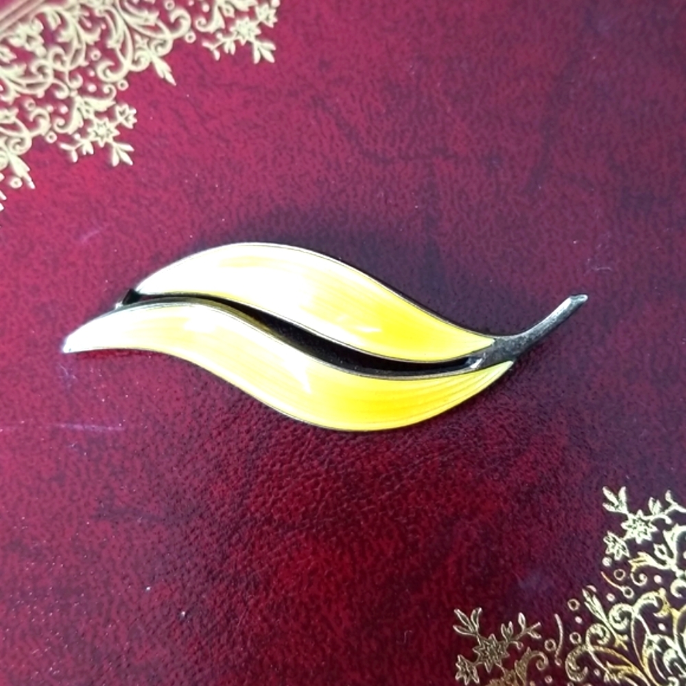 VINTAGE 1960 NORWAY YELLOW ENAMEL OVER 925 STERLING SILVER LEAF BROOCH PIN